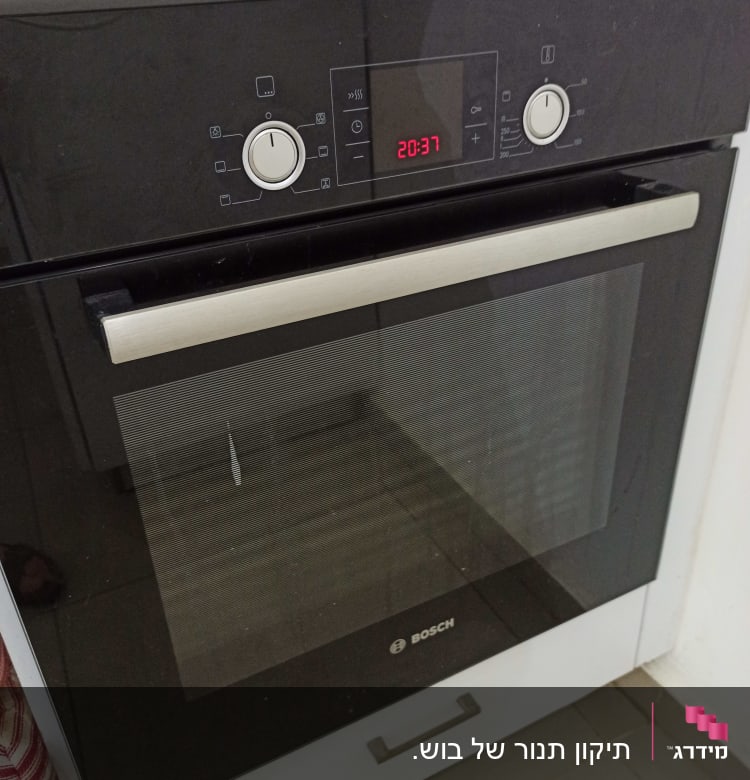 תנור אפייה חשמלי עם תצוגה דיגיטלית וכפתורים